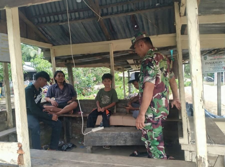 Libur Sekolah, Serka Masri Babinsa 01/Tembilahan Imbau Anak Batasi Penggunaan HP