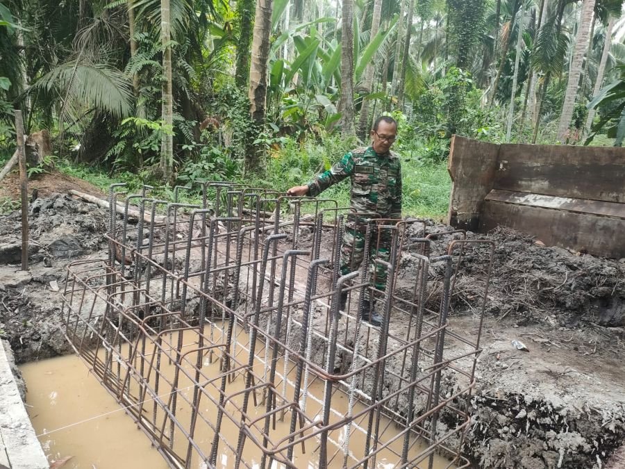 Lima Tahapan Tuntas, Babinsa 03/Tpl Terus Pantau Pembangunan Jembatan Sungai Gantang
