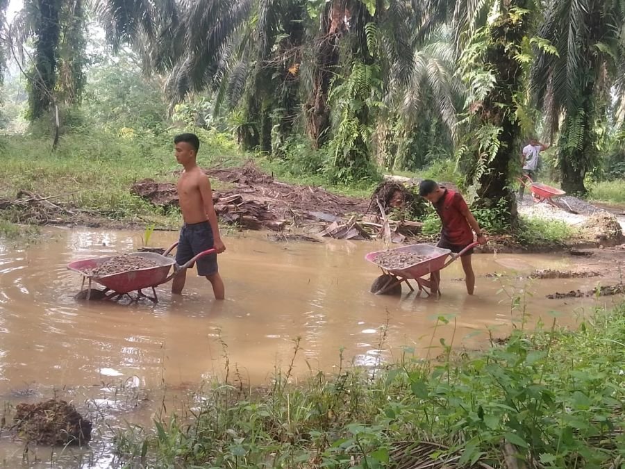 Lumpur Sedalam Lutut Warnai Perjuangan Bangun Jembatan Garuda Kuansing