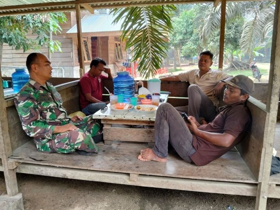 Makan Siang Bersama Warga, Babinsa Pererat Kemanunggalan TNI-Rakyat