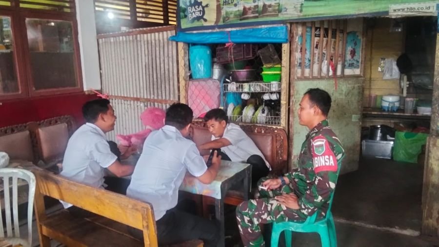 Makan Siang Jadi Momentum Babinsa 03/Tpl Bangun Komunikasi dengan Aparatur Desa