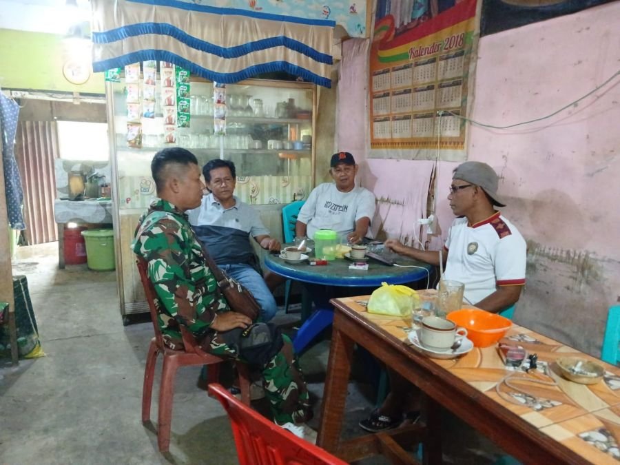 Makan Siang Jadi Ruang Bertukar Informasi, Babinsa 03/Tpl Dekat dengan Warga Sungai Salak
