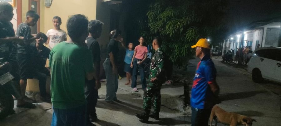 Malam Hari Babinsa Turun Langsung, Sertu M. Isak Ajak Warga Tanjung Rhu Hidupkan Kembali Poskamling