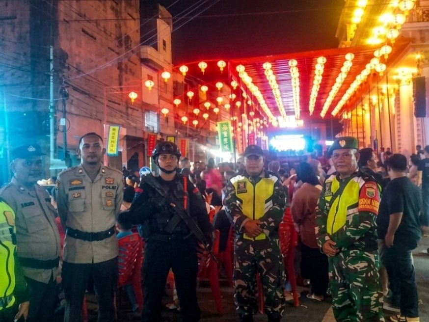 Malam Hiburan Bakar Tongkang Rohil Berjalan Aman, Sinergi TNI-Polri Siaga di Depan Gedung IP.PLAZA