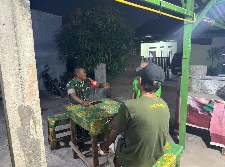 Malam-Malam Babinsa Sambangi Pos Ronda, Pesannya Tegas, Jangan Beri Celah Pelaku Kejahatan!
