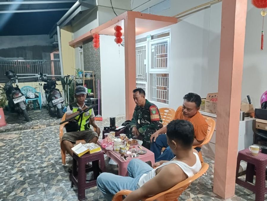 Malam Minggu Jadi Sasaran Patroli! Babinsa Sertu M. Isak Sisir Pemukiman Tanjung Rhu, Warga Diminta