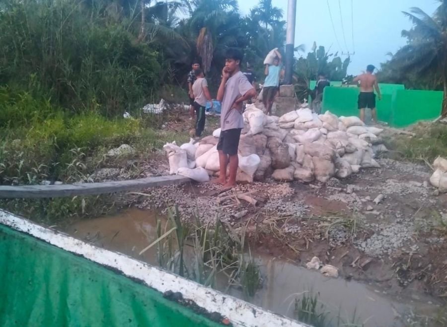 Manfaatkan Air Pasang, Babinsa 01/Tembilahan dan Warga Angkut Material Jembatan Garuda