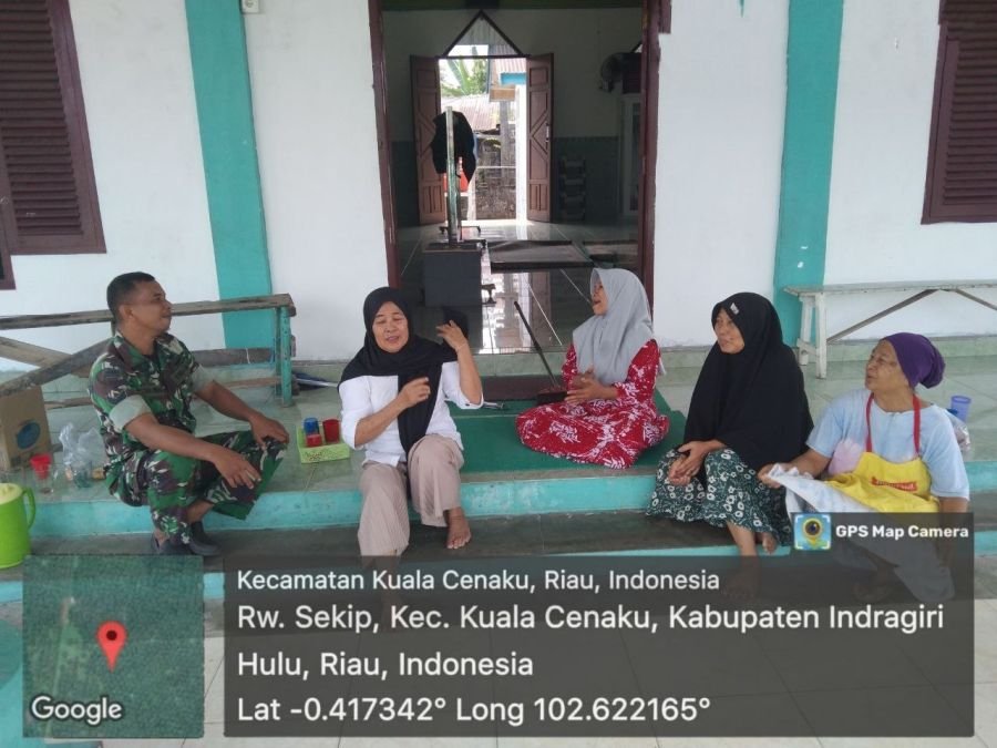 Manfaatkan Hari Libur, Babinsa Koramil 01/Rengat Sapa Warga Dengan Komsos.