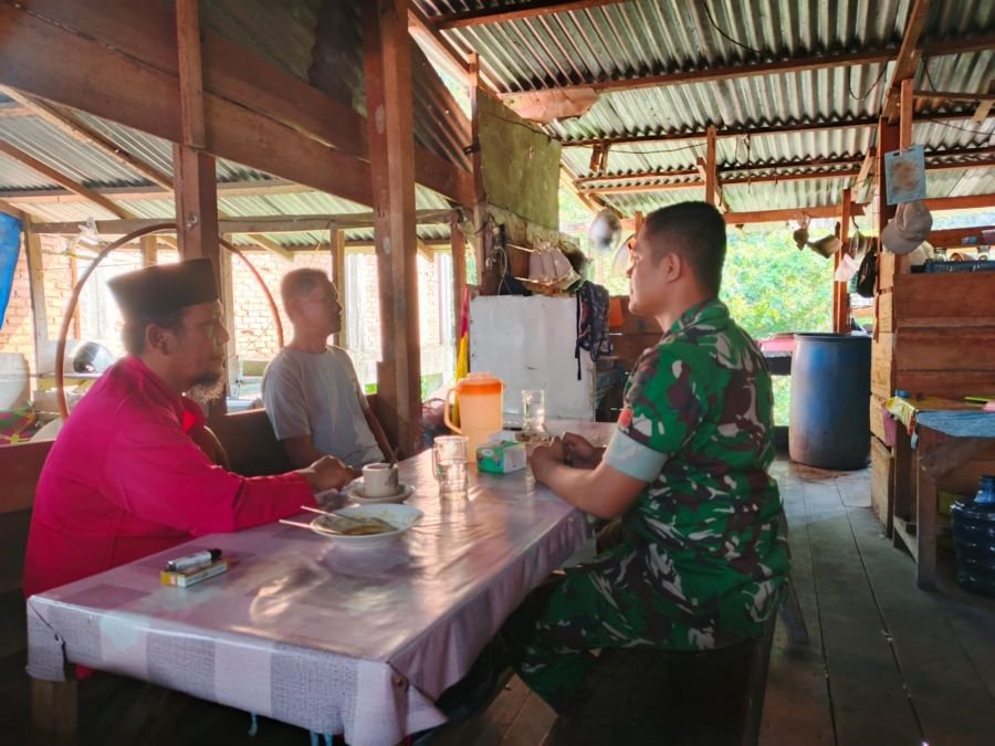 Manfaatkan Kedai Kopi, Babinsa Koramil 08/KM Laksanakan Komsos Bersama Warga Binaan
