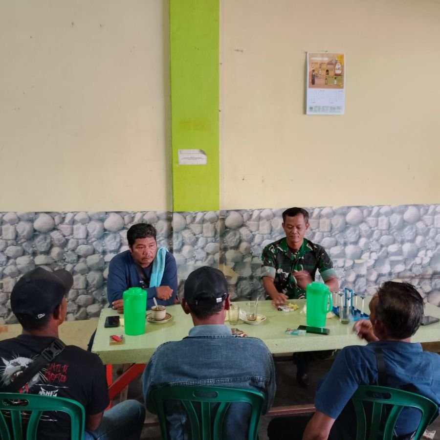 Manfaatkan Kedai Kopi, Babinsa Koramil 08/KM Laksanakan Komsos Bersama Warga Binaan
