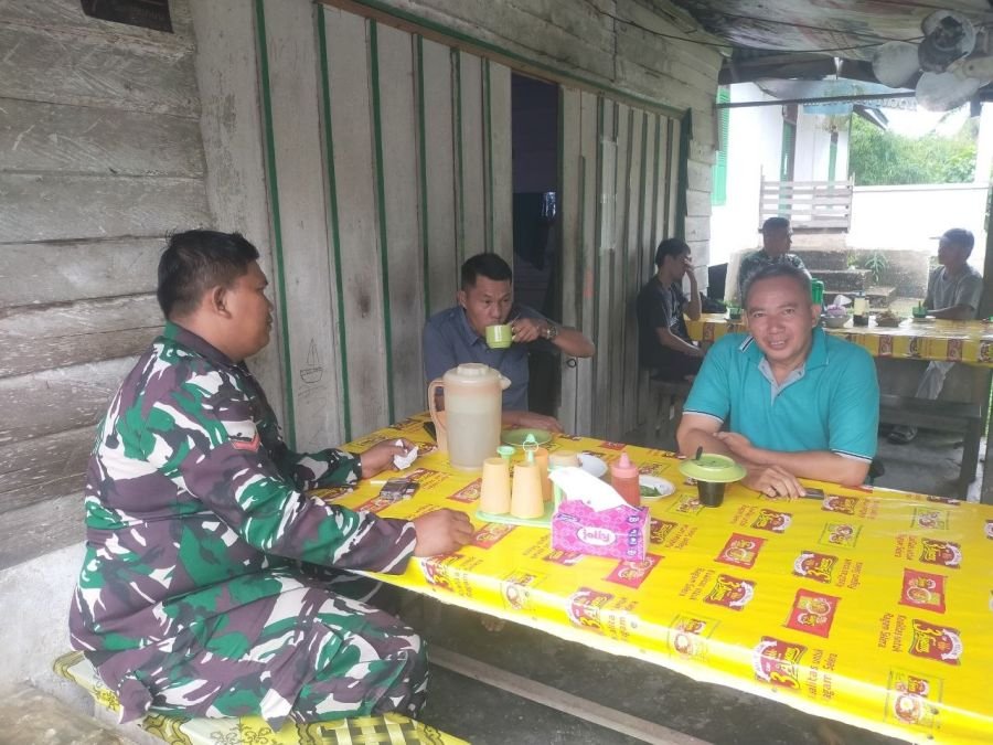 Manfaatkan Kedai Kopi, Babinsa Koramil 08/KM Laksanakan Komsos Bersama Warga Binaan