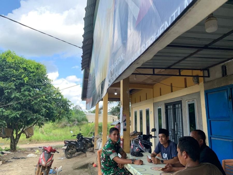 Manfaatkan Kedai Kopi, Babinsa Koramil 08/KM Laksanakan Komsos Bersama Warga Binaan