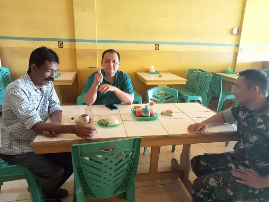 Manfaatkan Kedai Kopi, Babinsa Koramil 08/KM Laksanakan Komsos Bersama Warga Binaan
