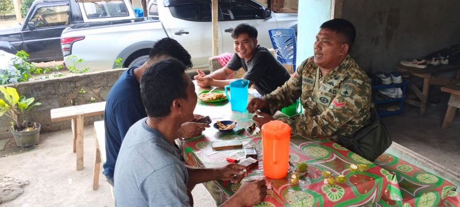 Manfaatkan Kedai Kopi, Babinsa Koramil 08/KM Laksanakan Komsos Bersama Warga Binaan