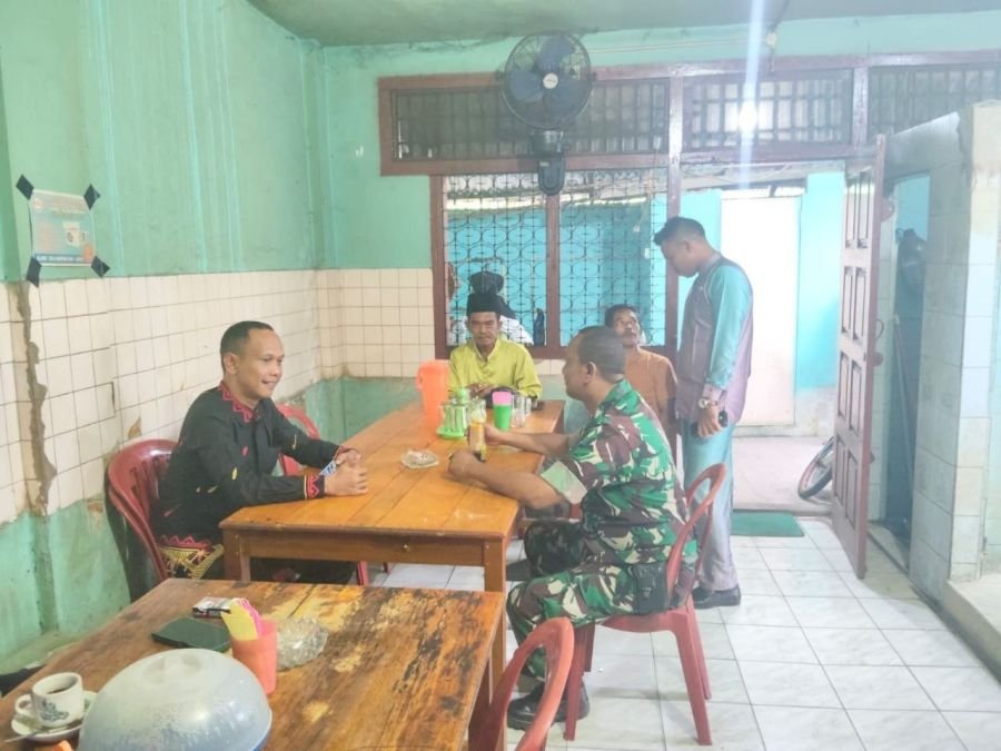 Manfaatkan Kedai Kopi, Babinsa Koramil 06/Cerenti Pererat Silaturahmi Lewat Komsos