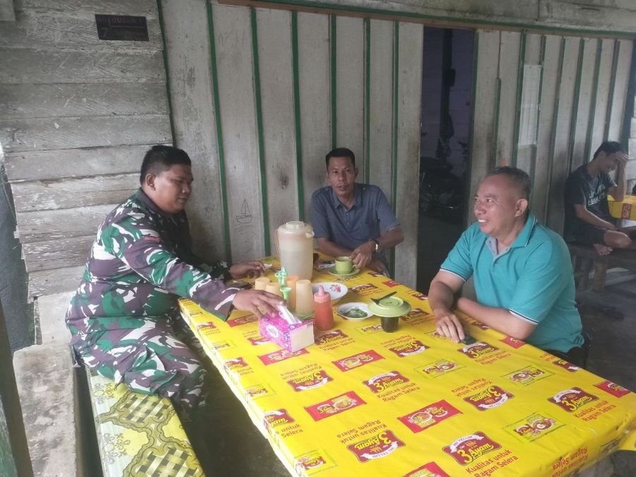 Manfaatkan Kedai Kopi, Babinsa Koramil 08/KM Laksanakan Komsos Bersama Warga Binaan