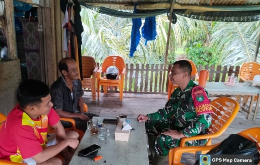 Manfaatkan Komsos, Babinsa Koramil 01/Rengat Ciptakan Silaturahmi Dengan Warga Binaan