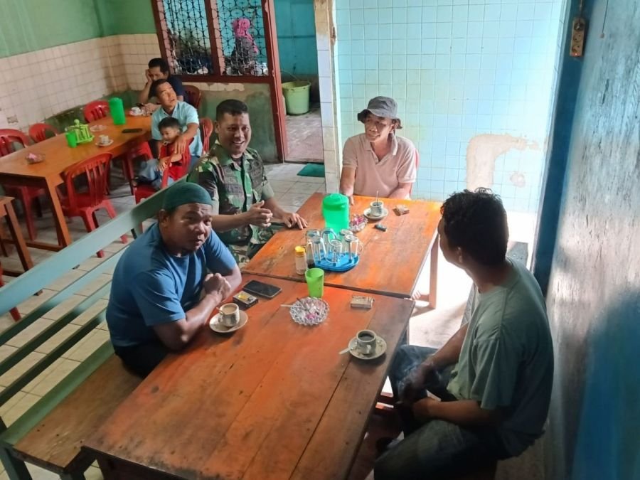 Manfaatkan Waktu Luang, Sertu Dumen Siregar Laksanakan Komsos Bersama Warga