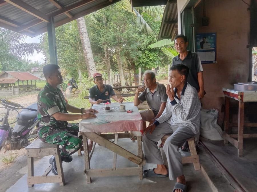 Manfaatkan warung Kopi, Babinsa Komsos Dengan Warga Binaan