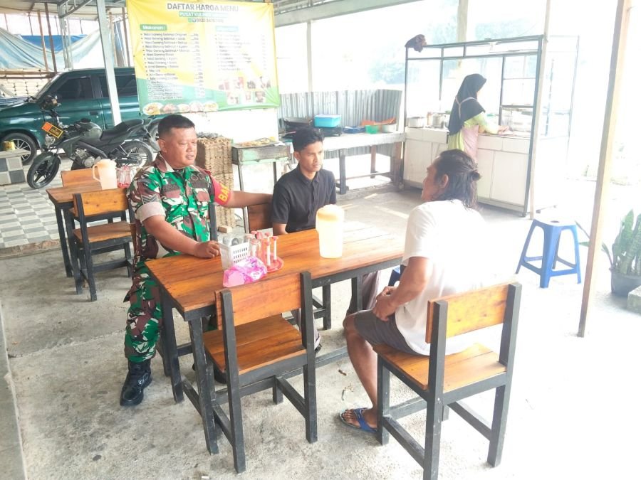 Manfaatkan Warung Makan, Serka Hendra Arena Babinsa Koramil 01/Bangkinang Gelar Komsos dan Sosialisa