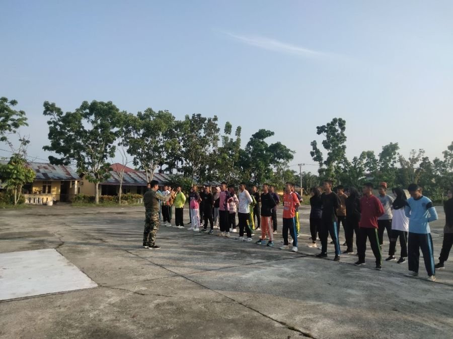 Mantapkan Formasi, Babinsa Koramil 08/TDN Latih Paskibra Ujungbatu Jelang HUT RI