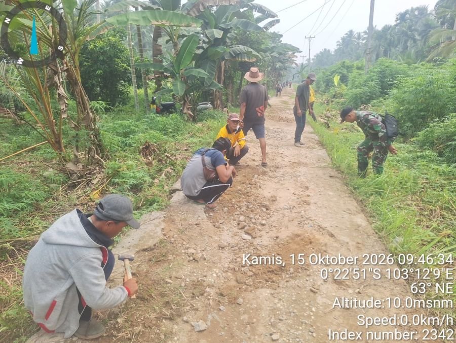 Mantapkan Kemanunggalan, Babinsa Koramil 02/TM Bersama Warga Karya Bhakti Perbaiki Jalan Lintas Enok
