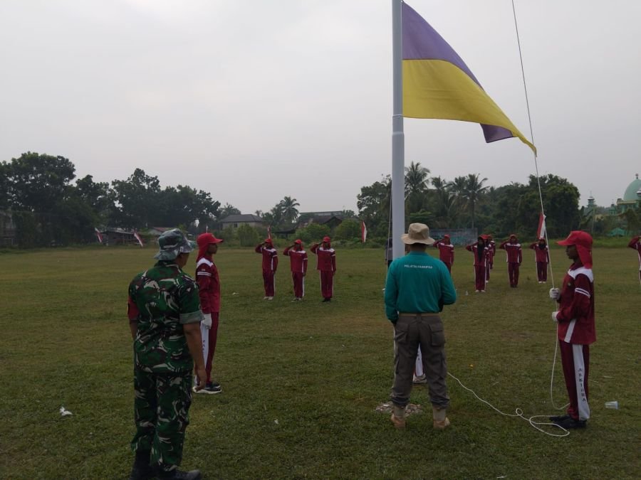 Mantapkan Persiapan HUT RI, Babinsa Koramil 01/Bkn Serka S. Tanjung Gembleng Paskibra Kecamatan Kuok