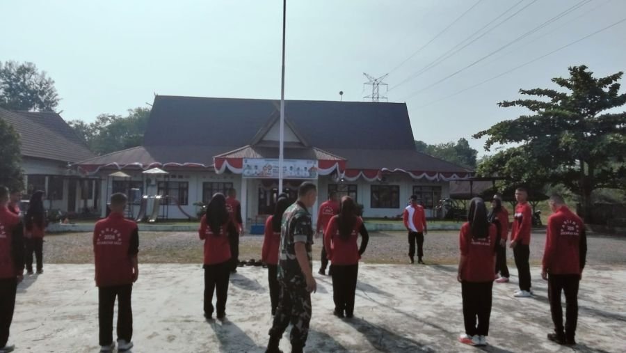 Mantapkan Persiapan HUT RI, Sertu Supriadi Babinsa Koramil 01/Bkn Genjot Latihan Paskibra Kecamatan