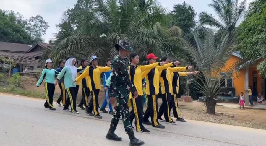 Mantapkan Teknik PBB, Prajurit Yonif TP 850/SC Latih Siswa SMAN 3 Menjelang Lomba