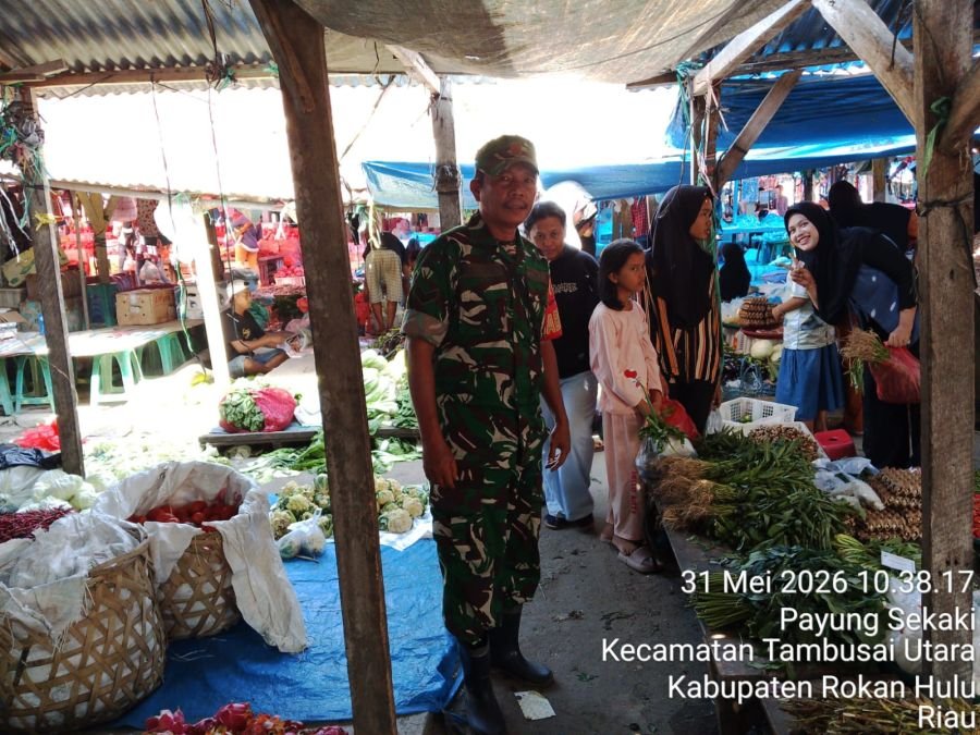 Babinsa Pantau Harga Sembako, Pasar Tambusai Utara Tetap Stabil