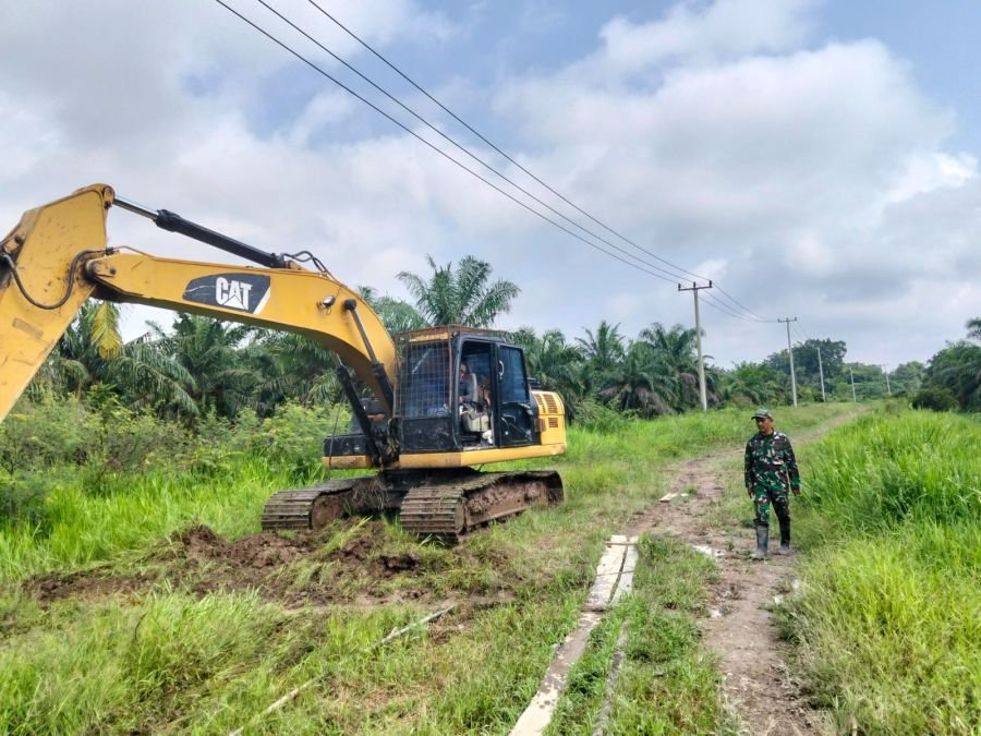 Satgas Tmmd Ke-129 Kodim 0313/KPR Timbun Jalan Berlubang 230 Meter di Pangkal
