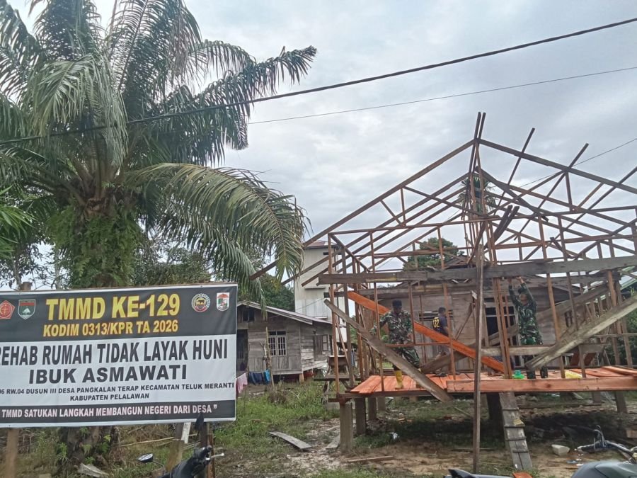 MASUKI HARI KEEMPAT, PEMBANGUNAN RUMAH IBU ASMAWATI DI TMMD KE-129 KODIM 0313/KPR TEMBUS 25 PERSEN