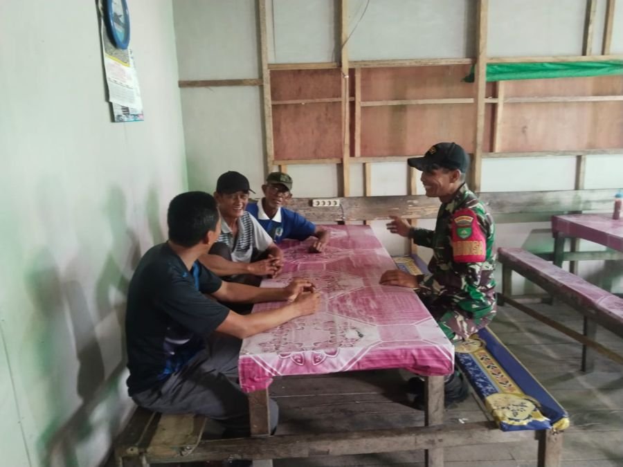 Masuki Musim Hujan, Babinsa 01/Tembilahan Serka Jondri Ajak Warga Bersihkan Selokan