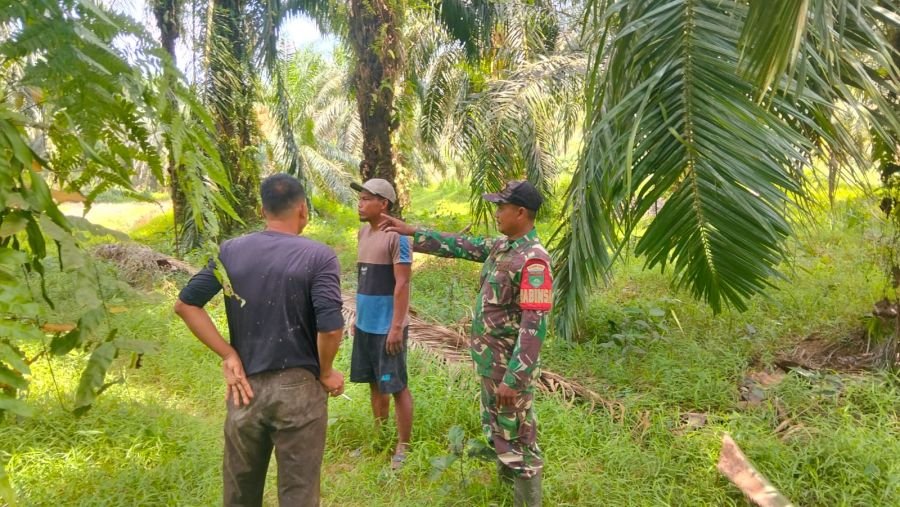 Masuki Musim Kemarau, Babinsa Koramil 09/Kemuning Gencar Edukasi Karhutla di Desa Sencalang