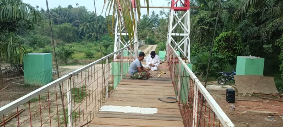MASUKI TAHAP AKHIR, PEMBANGUNAN JEMBATAN DESA MUARA MUSU KEBUT PEMASANGAN LANTAI PAPAN
