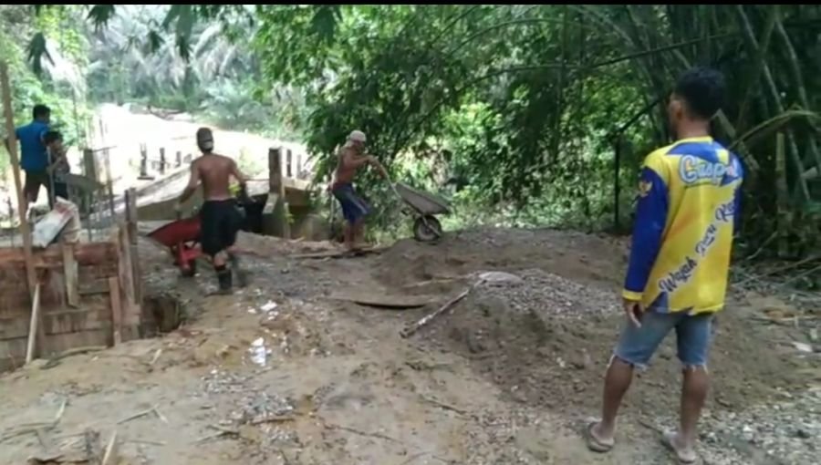 MASUKI TAHAP V, KODIM 0313/KPR DAN WARGA GEBER PENGECORAN FISIK JEMBATAN DESA BUKIT MELINTANG