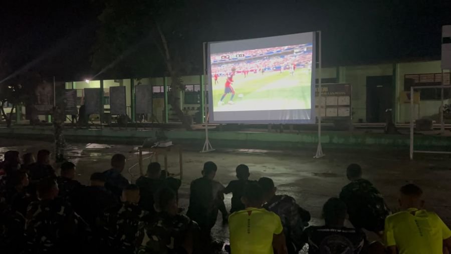 Masyrakat Nobar dan Saksikan Piala Dunia di Markas Yonif TP 898/PC