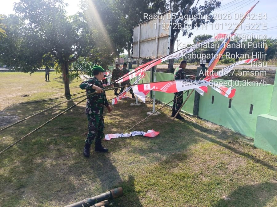 Melaksanakan Kegiatan korve pemasangan umbul-umbul di Makoramil 02/TP Ujung Tanjung Kec. Tanah Putih