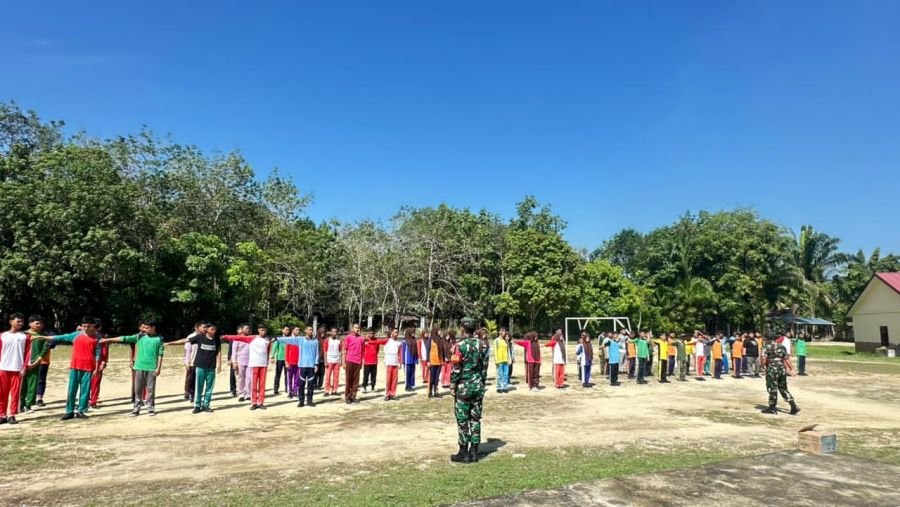 Melaksanakan kegiatan Masa Pengenalan Lingkungan Sekolah (MPLS)