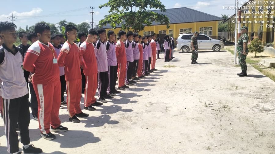 Koramil Tanah Putih Tanamkan Disiplin Siswa Baru Lewat MPLS di SMKN 3
