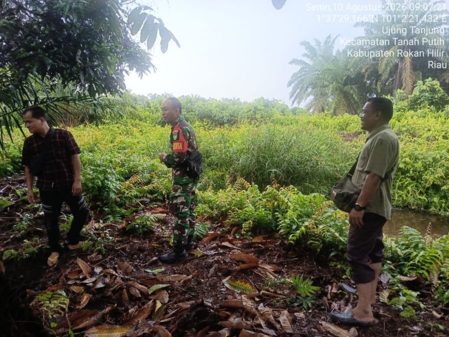 melaksanakan kegiatan patroli Karhutla bersama Masyarakat di wilayah Koramil 02/TP.