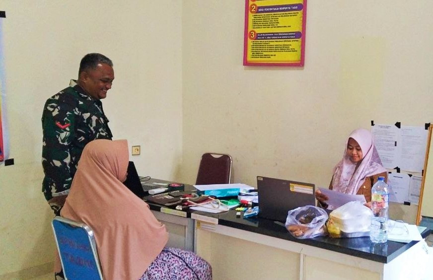 Melaksanakan Komsos, Babinsa Koramil 02 Rambah Kodim 0313/KPR Temui Masyarakat