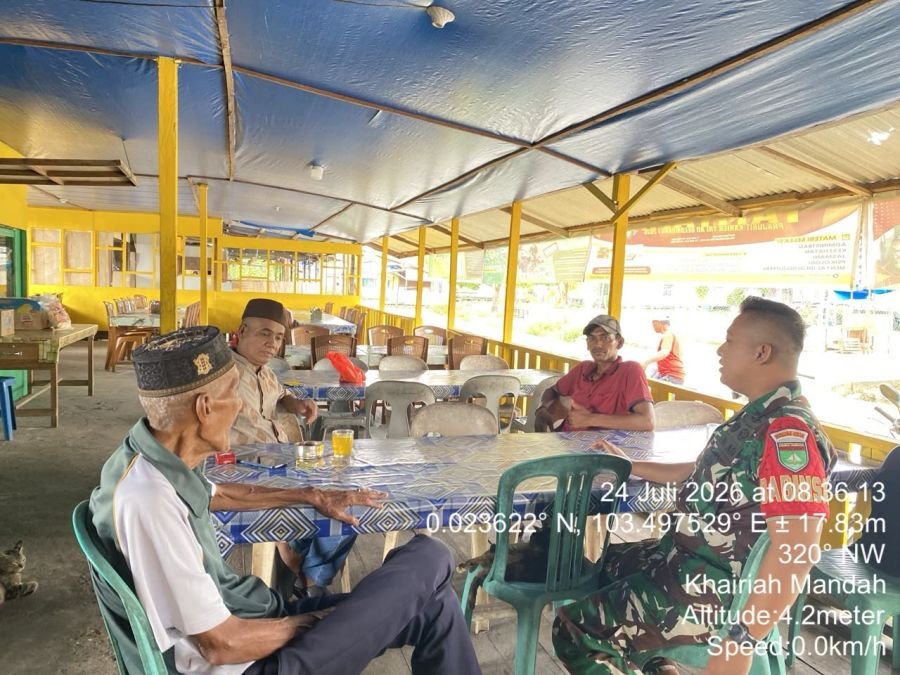Melaksanakan Komsos, Babinsa Koramil 08/Mandah Sosialisasikan Penerimaan Prajurit TNI AD
