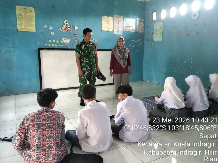 Melaksanakan Komsos, Babinsa Koramil 04/Kuindra Tingkatkan Rasa Cinta Tanah Air di Kampung Pancasila