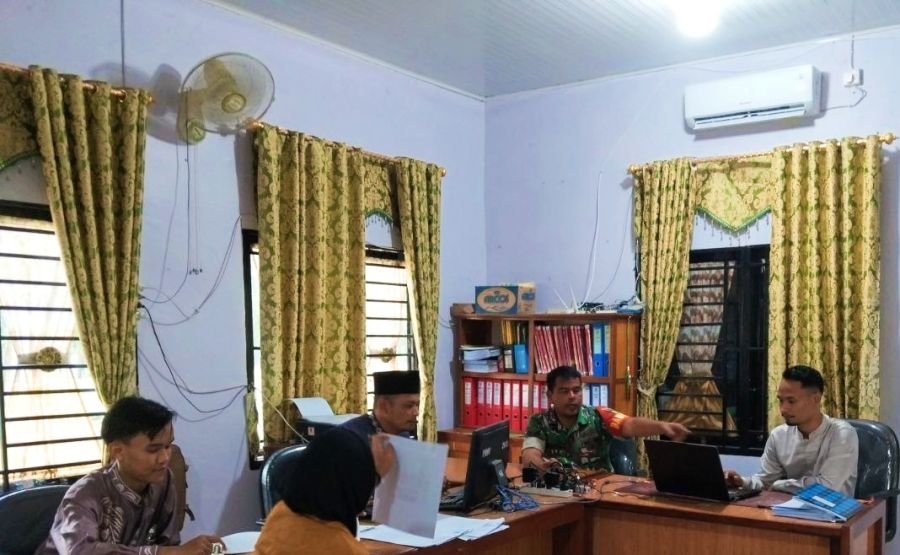 Melaksanakan Komsos, Ini Himbauan Babinsa Koramil 10 Kunto Darussalam Kodim 0313/KPR