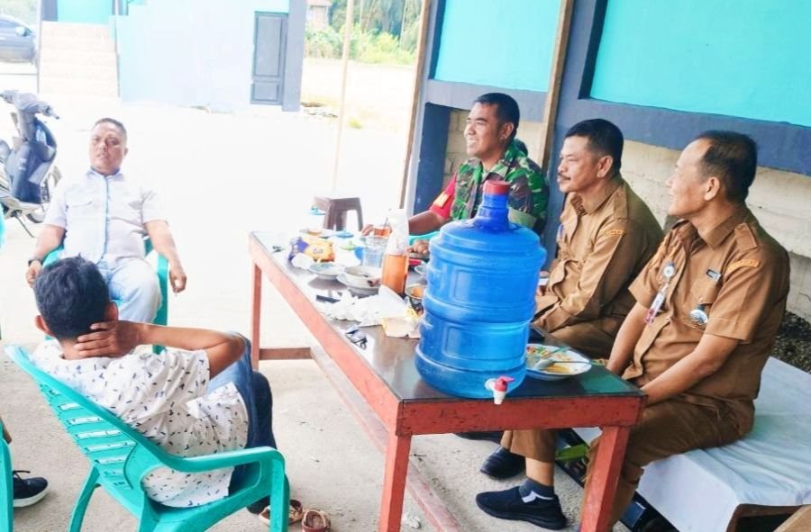 Melaksanakan Komsos, Serka Dedy Junianto Temui Warga