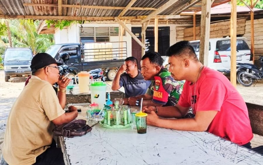 Melaksanakan Komsos, Serka MJ. Ginting Temui Warga