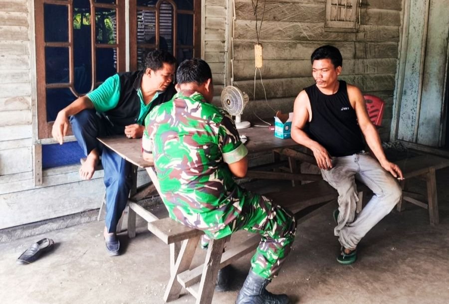 Melaksanakan Komsos, Serka MJ. Ginting: Jaga Kampung Kita agar tetap Aman dan Tertib