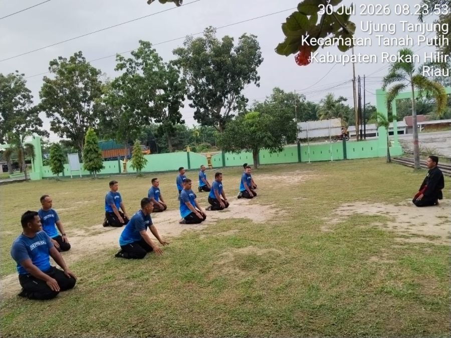 Melaksanakan latihan Pencak Silat Militer( PSM) di lapangan Koramil