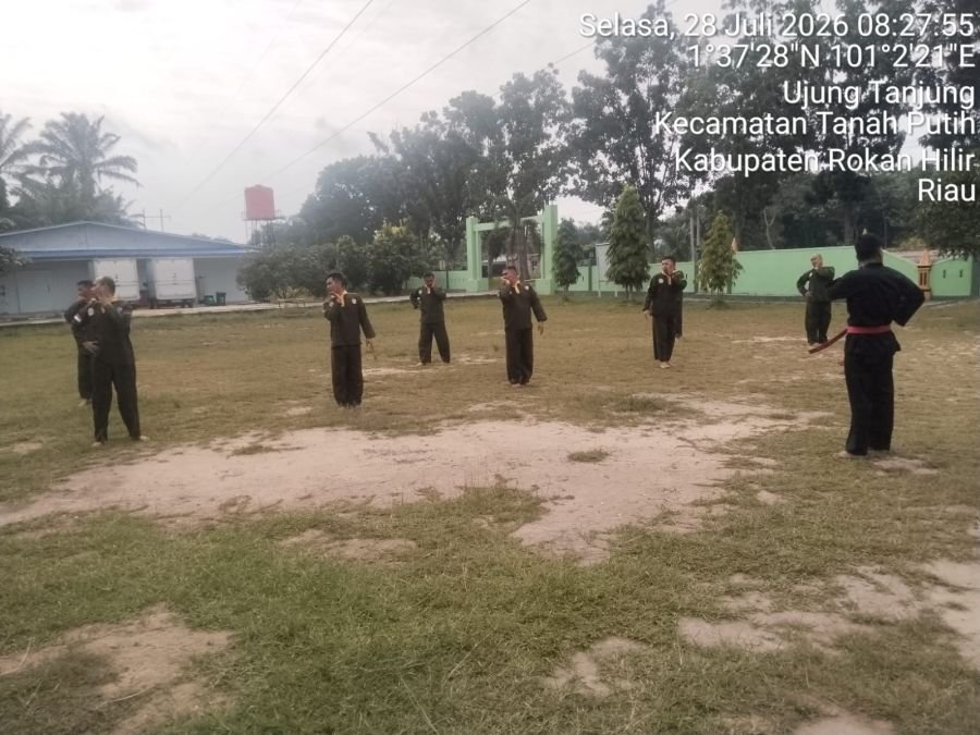 Melaksanakan latihan Pencak Silat Militer(PSM) di lapangan Koramil 02/TP